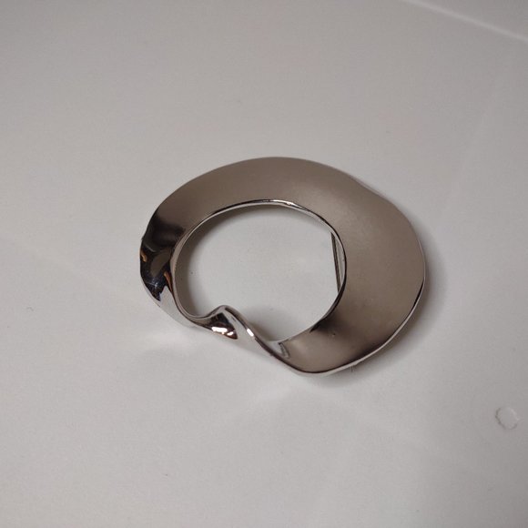 Silver Tone Round Twisted Metal Brooch - Picture 1 of 10